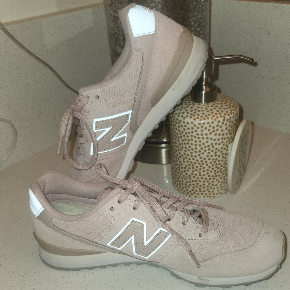New Balance Women's 696 Running Shoe 9/Faded Rose